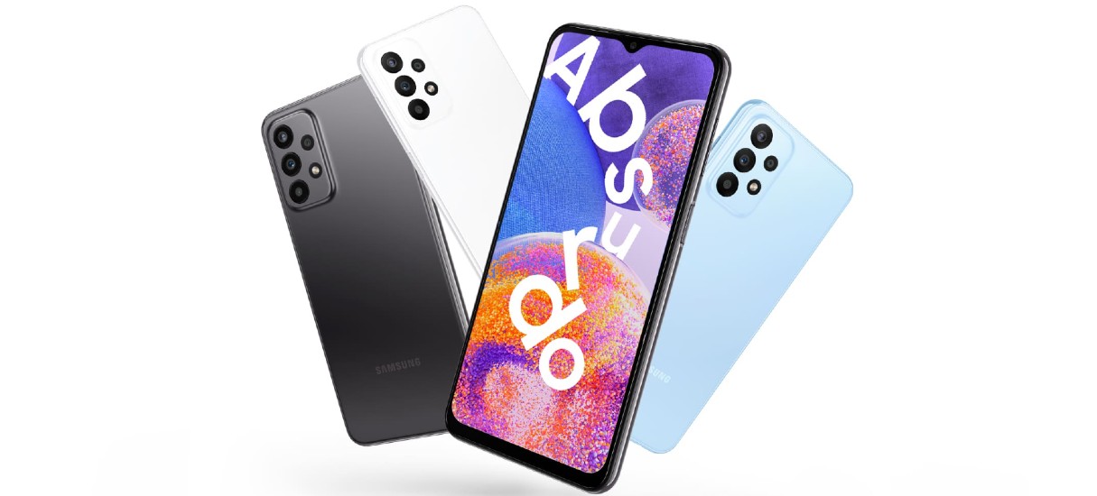 Imagem em 3D ilustrando o celular Samsung A23; nas cores preto, brando, azul e, à frente, aparece um quarto celular apenas com a tela colorida e o texto 