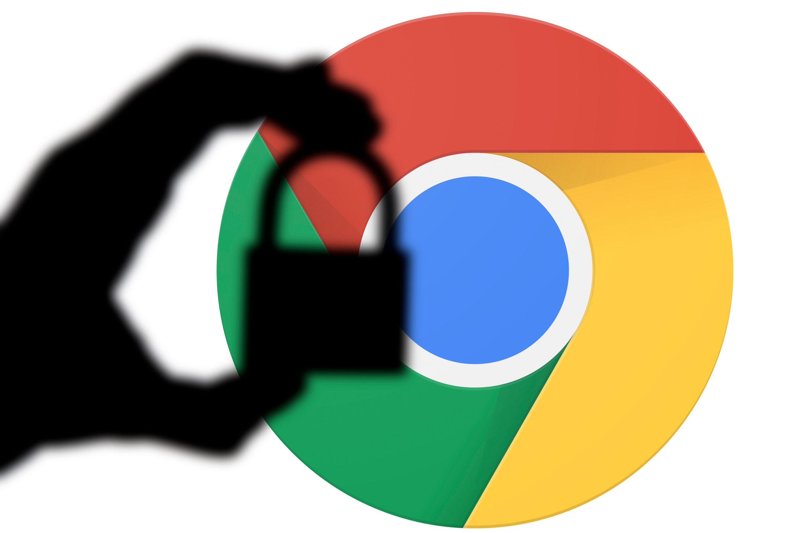 Imagem mostra uma pessoa segurando um cadeado com o logotipo do Google Chrome desfocado ao fundo