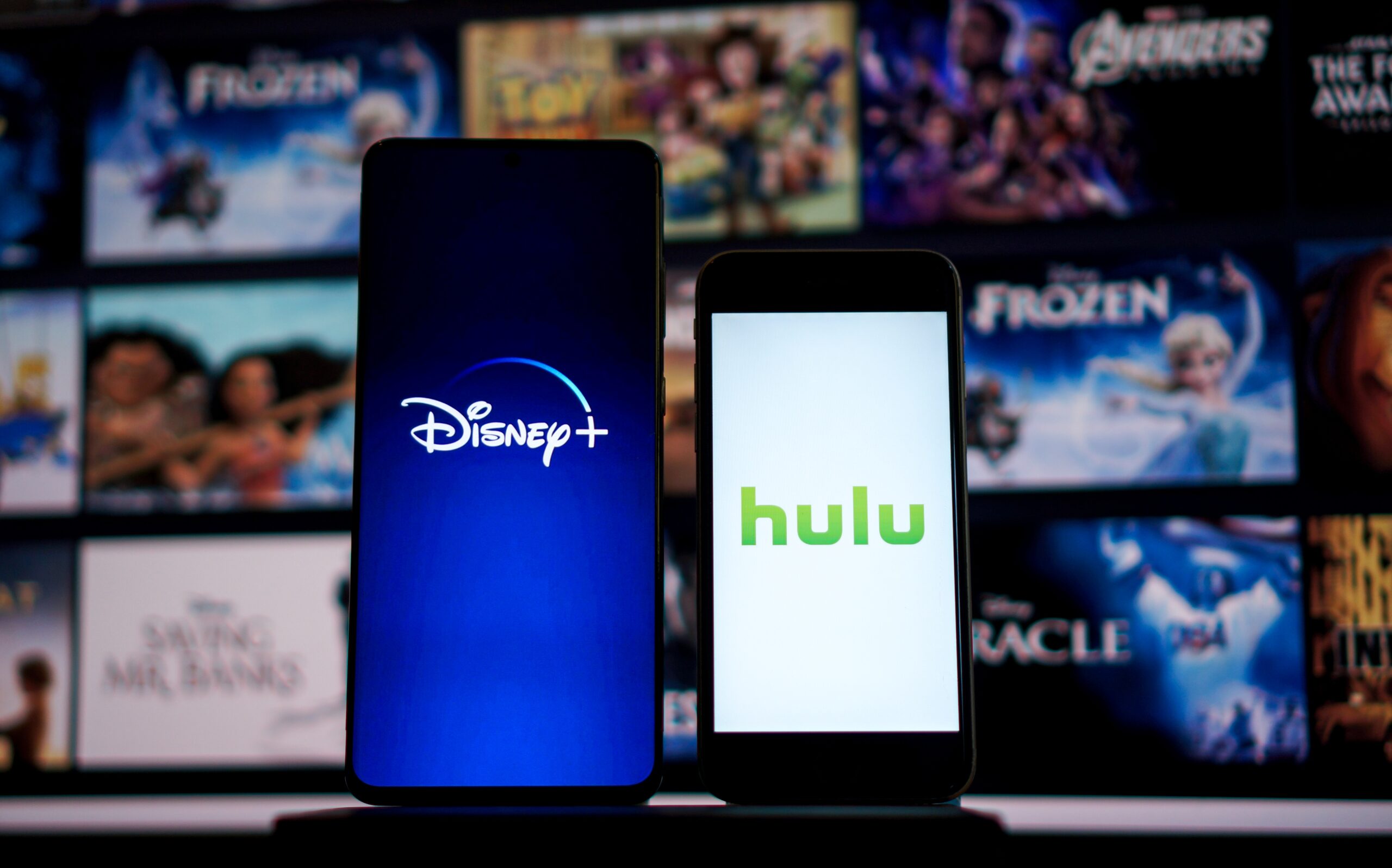 Imagem mostra dois smartphones, mostrando em suas telas as logomarcas da Disney e do Hulu