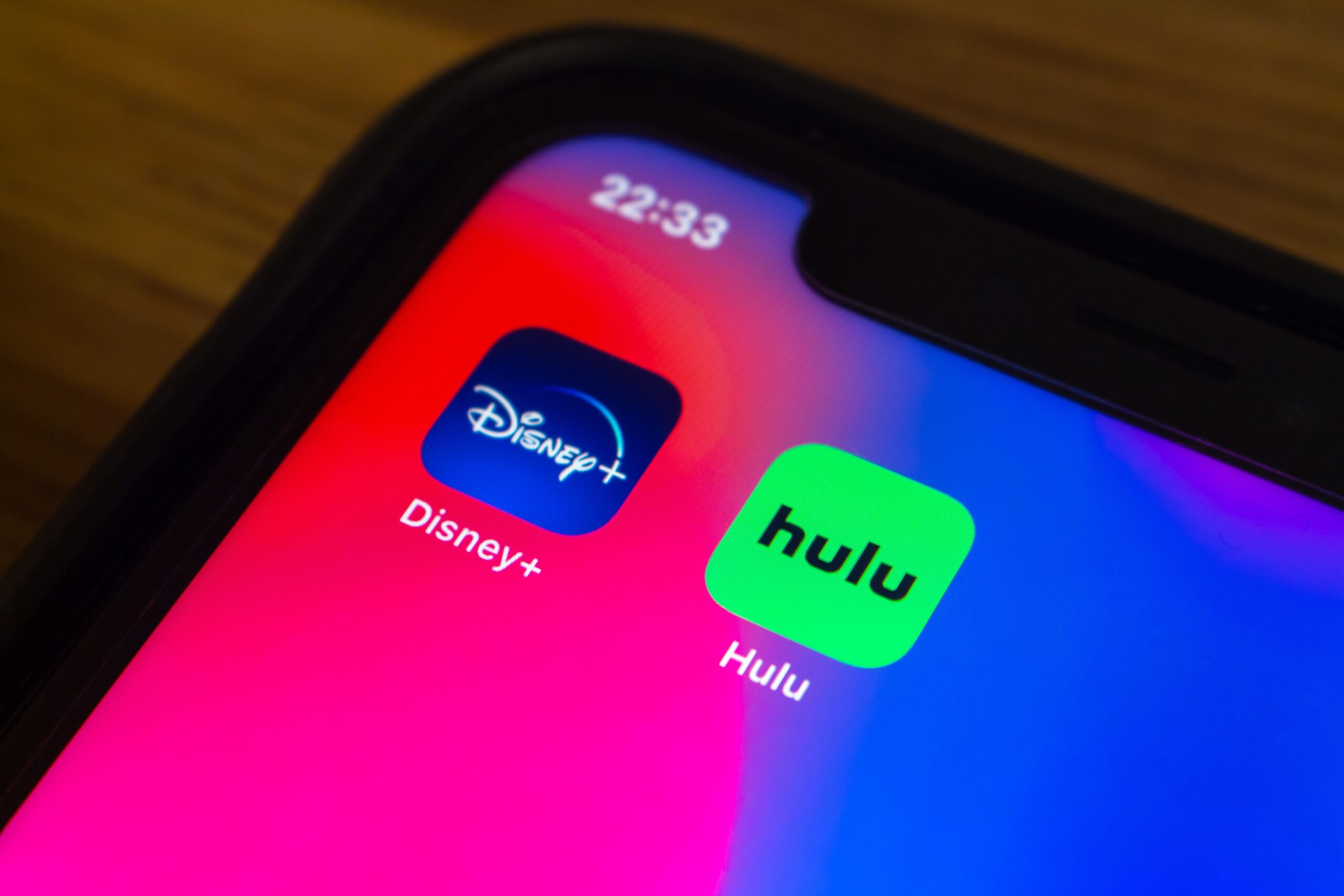 Imagem mostra os apps da Disney e do Hulu em um smartphone