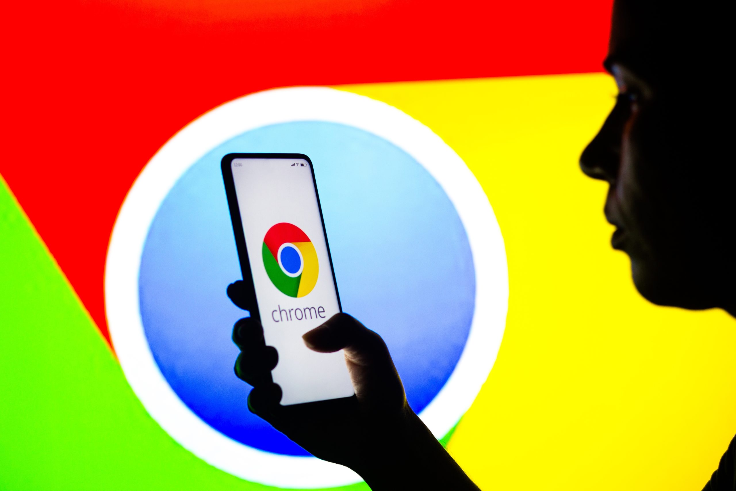 Imagem mostra uma pessoa abrindo o Google Chrome no celular