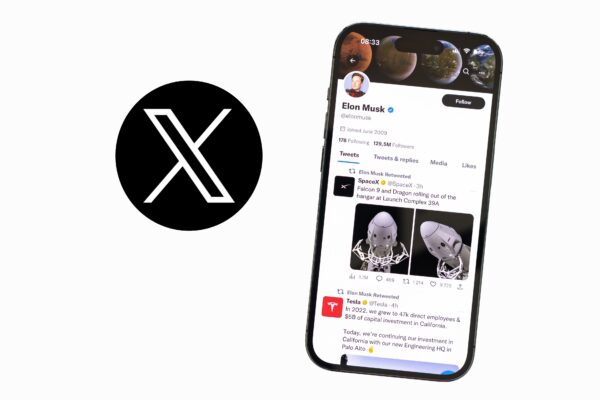 Imagem mostra um smartphone exibindo manchetes jornalísticas ao lado do logotipo do X