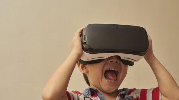 Imagem mostra um garotinho sorridente usando um headset VR da Samsung