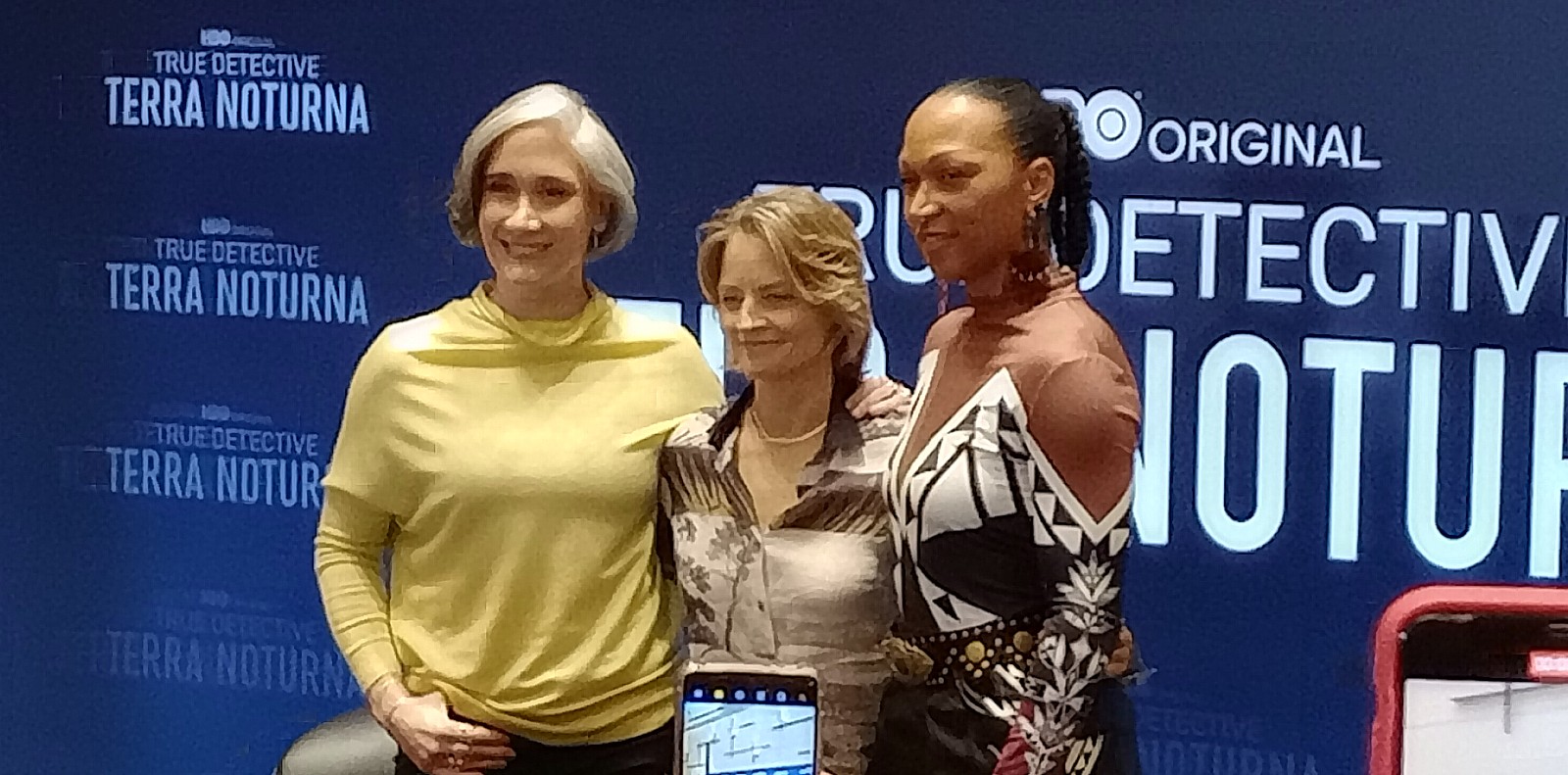 Imagem das atrizes Jodie Foster e Kali Reis, junto da diretora Issa López, divulgando a série True Detective: Terra Noturna