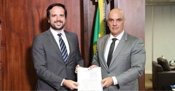 Presidente da Anatel, Carlos Baigorri à esquerda, e o presidente do TSE, ministro Alexandre de Moraes à direita