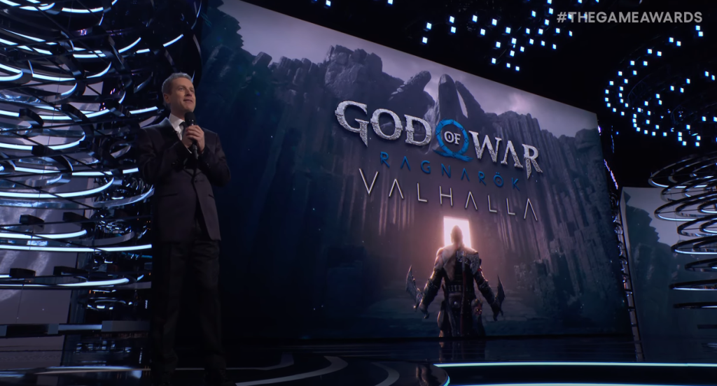 geoff keighley, criador do The Game Awards, no palco, durante a edição de 2023 do evento, apresentando o DLC God of War Ragnarok Valhalla