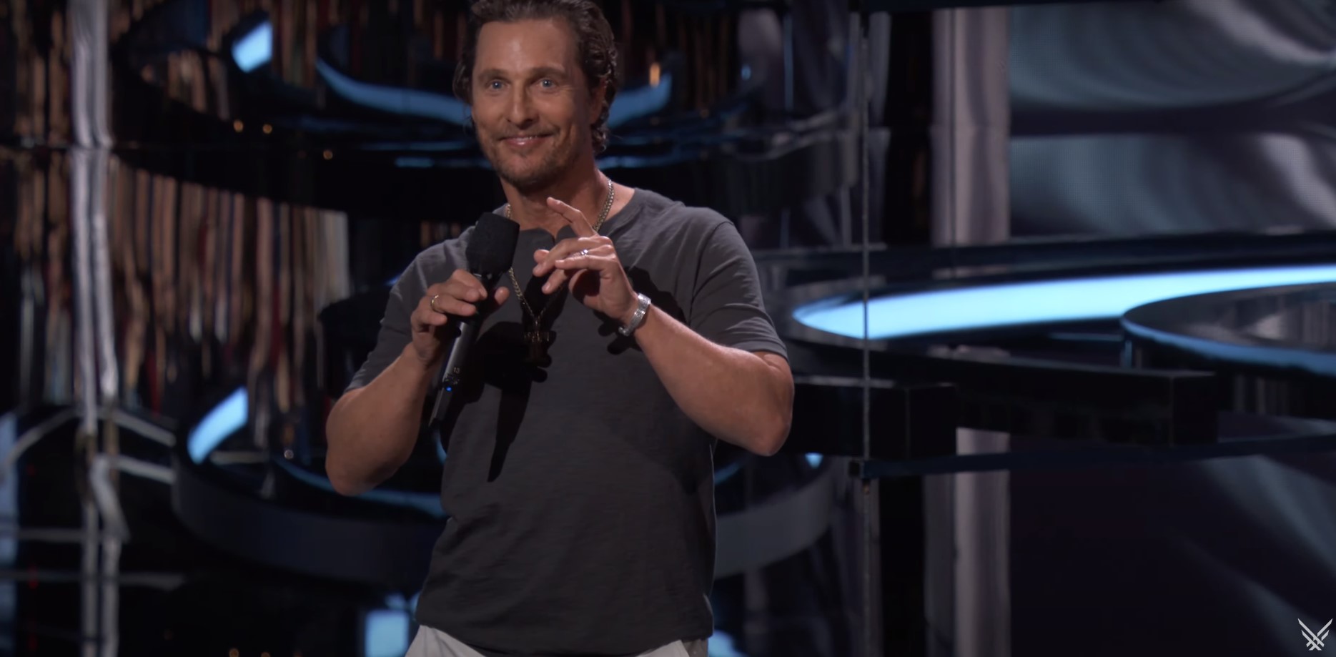 O ator Matthew MacConaughey no palco do The Game Awards 2023 para apresentar o game Exodus