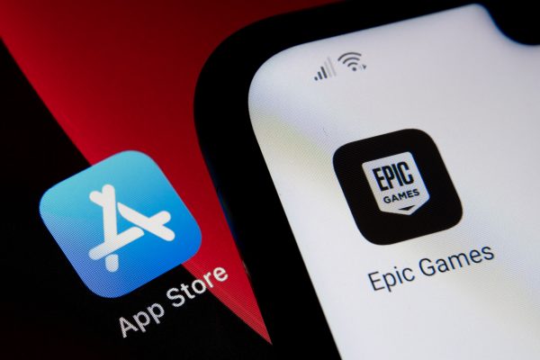 Imagem mostra logotipo da Epic Games e da Apple Store, simbolizando briga