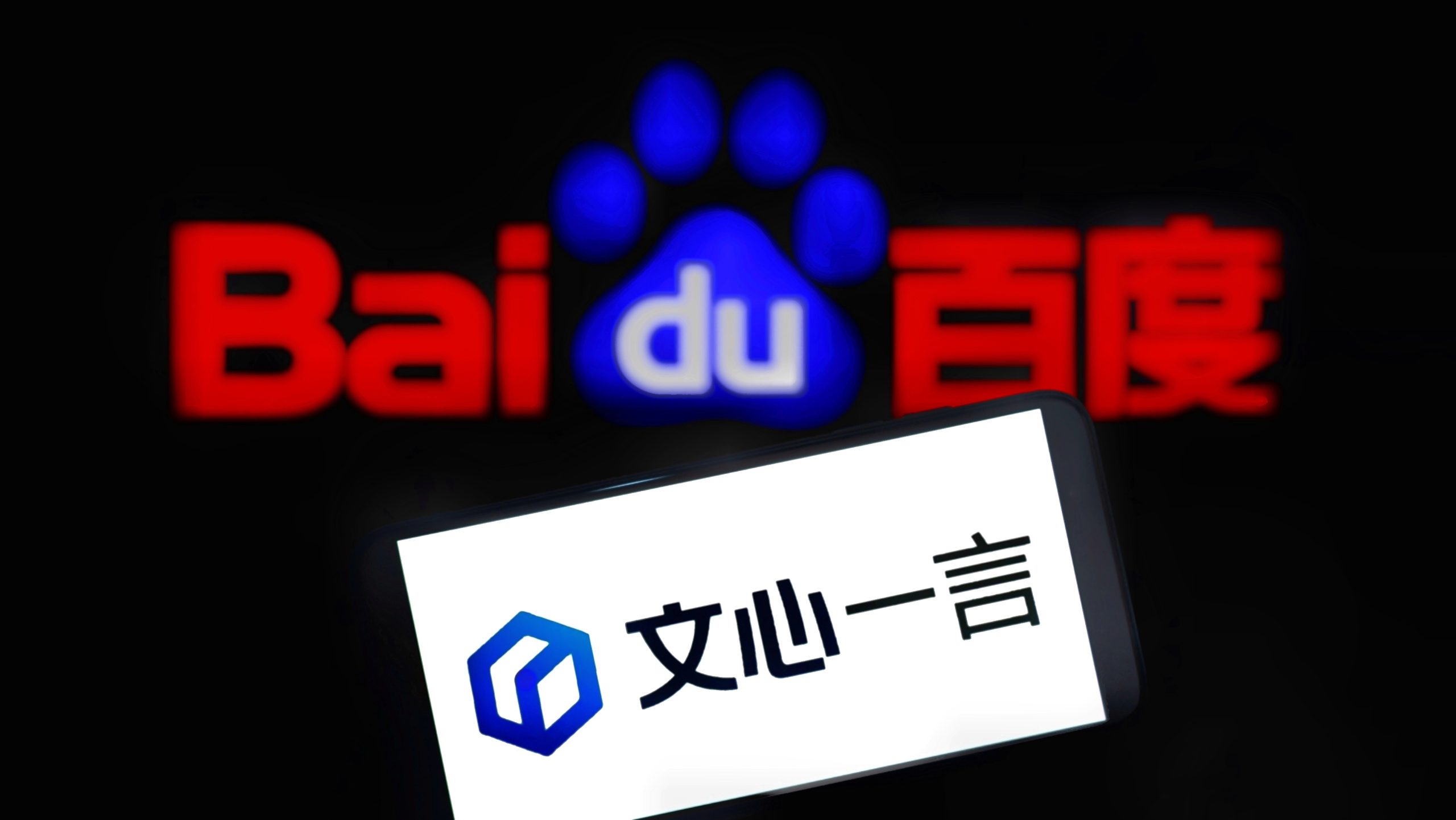 Imagem mostra um smartphone exibindo a logomarca do ErnieBot, o chatbot de IA no Baidu