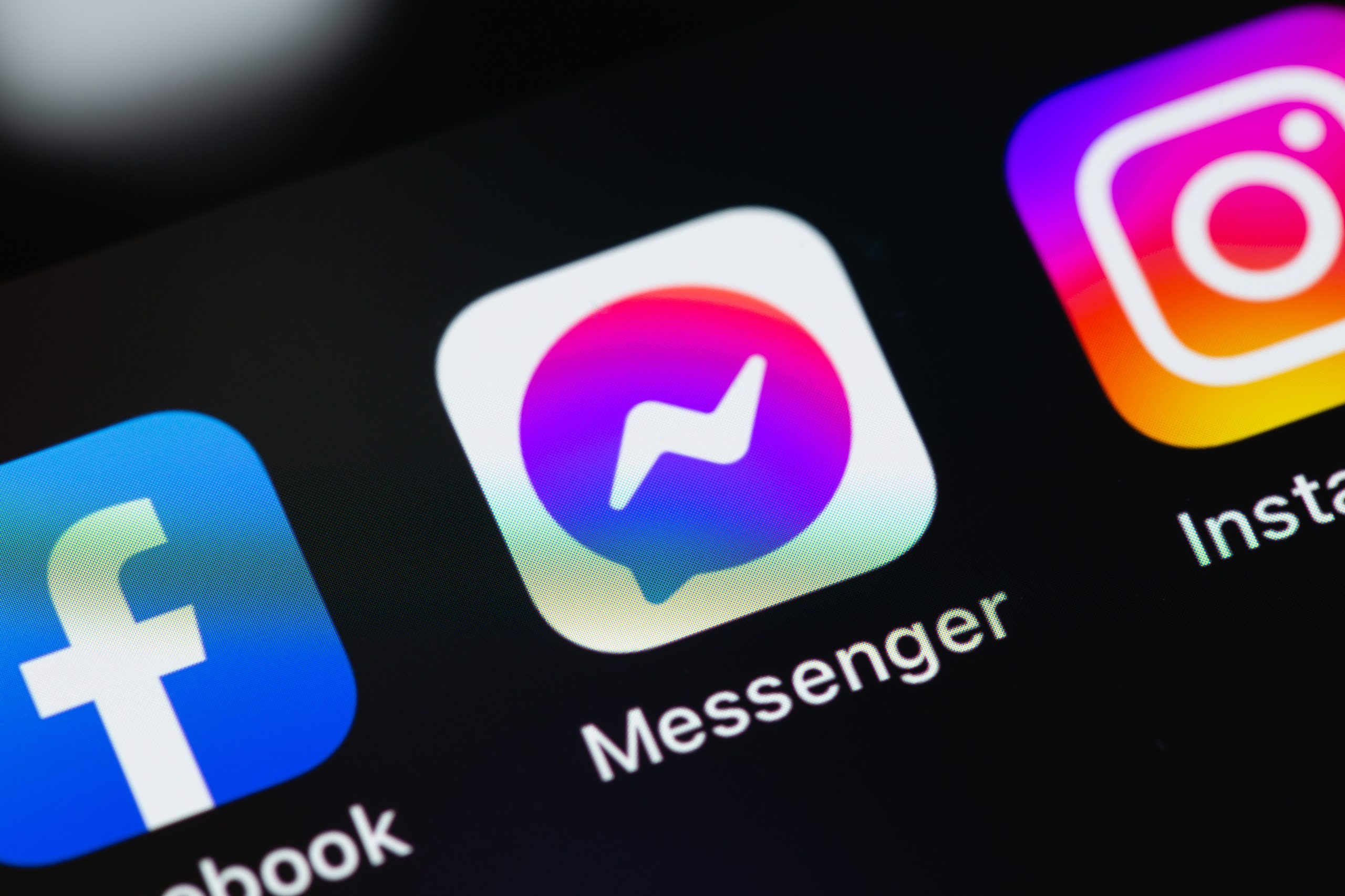 Imagem mostra ícones do Instagram, Messenger e Facebook, todos apps da Meta, na tela de um smartphone