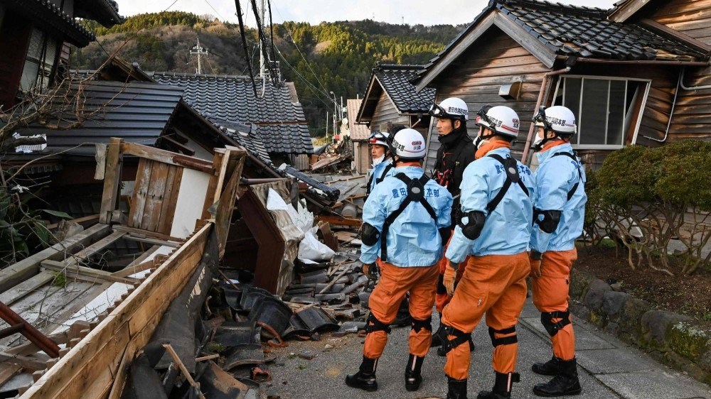Imagem mostra trabalhadores da emergência do Japão averiguando danos causados por um terremoto em Noto