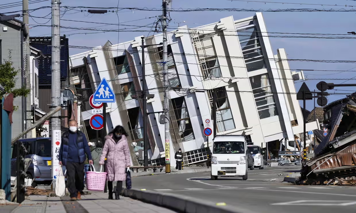 Imagem mostra um prédio derrubado por um terremoto no Japão