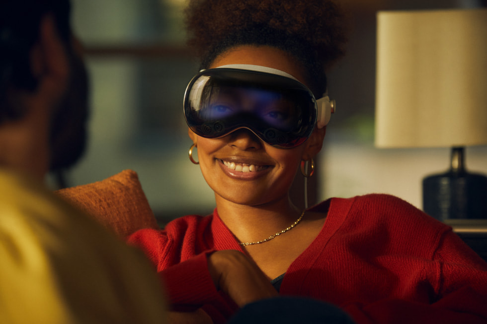 Imagem promocional mostra mulher sorrindo enquanto veste o Apple Vision Pro