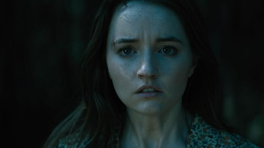 Imagem da atriz Kaitlyn Dever, que viverá Abby em The Last of Us
