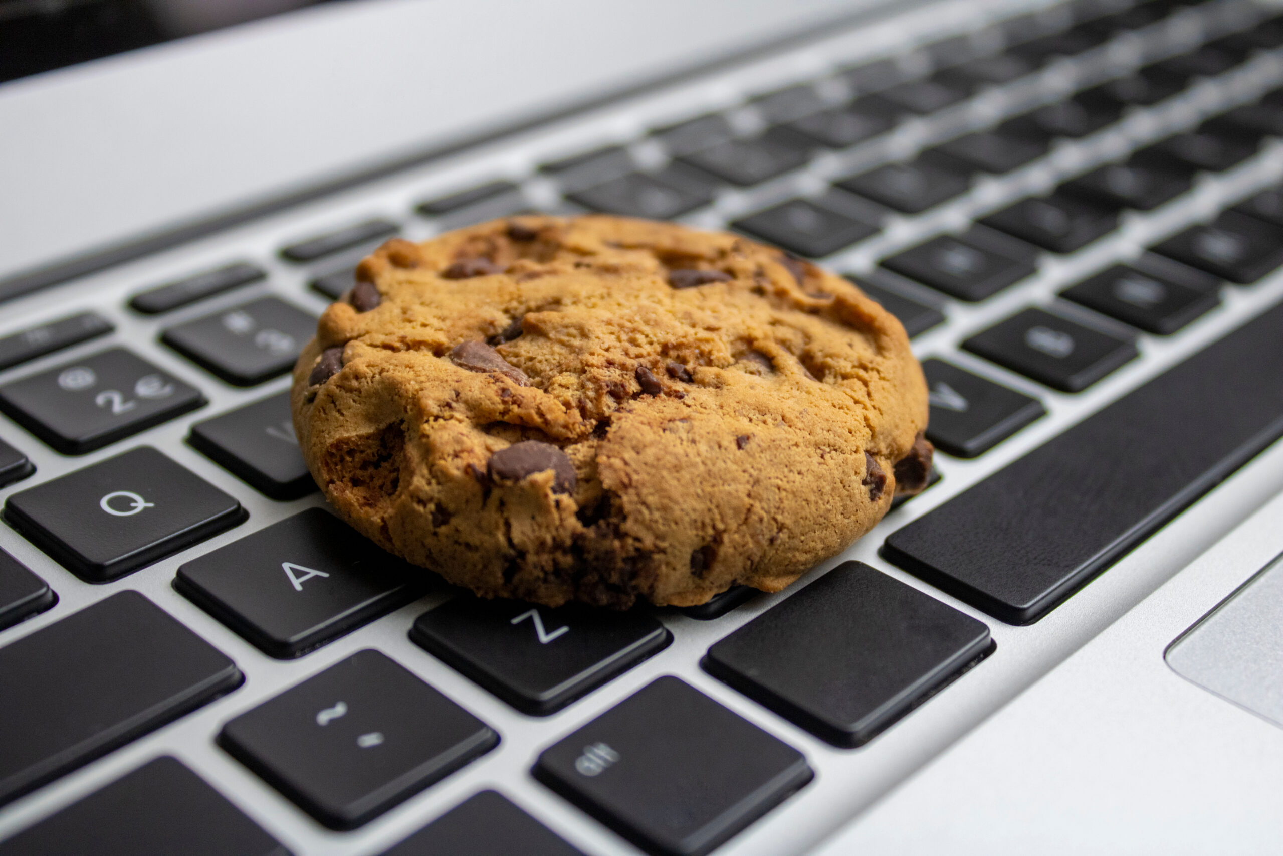 Imagem representativa mostra biscoitos (ou "cookies") em cima de um teclado de computador, em referência aos arquivos de navegação de internet dos usuários