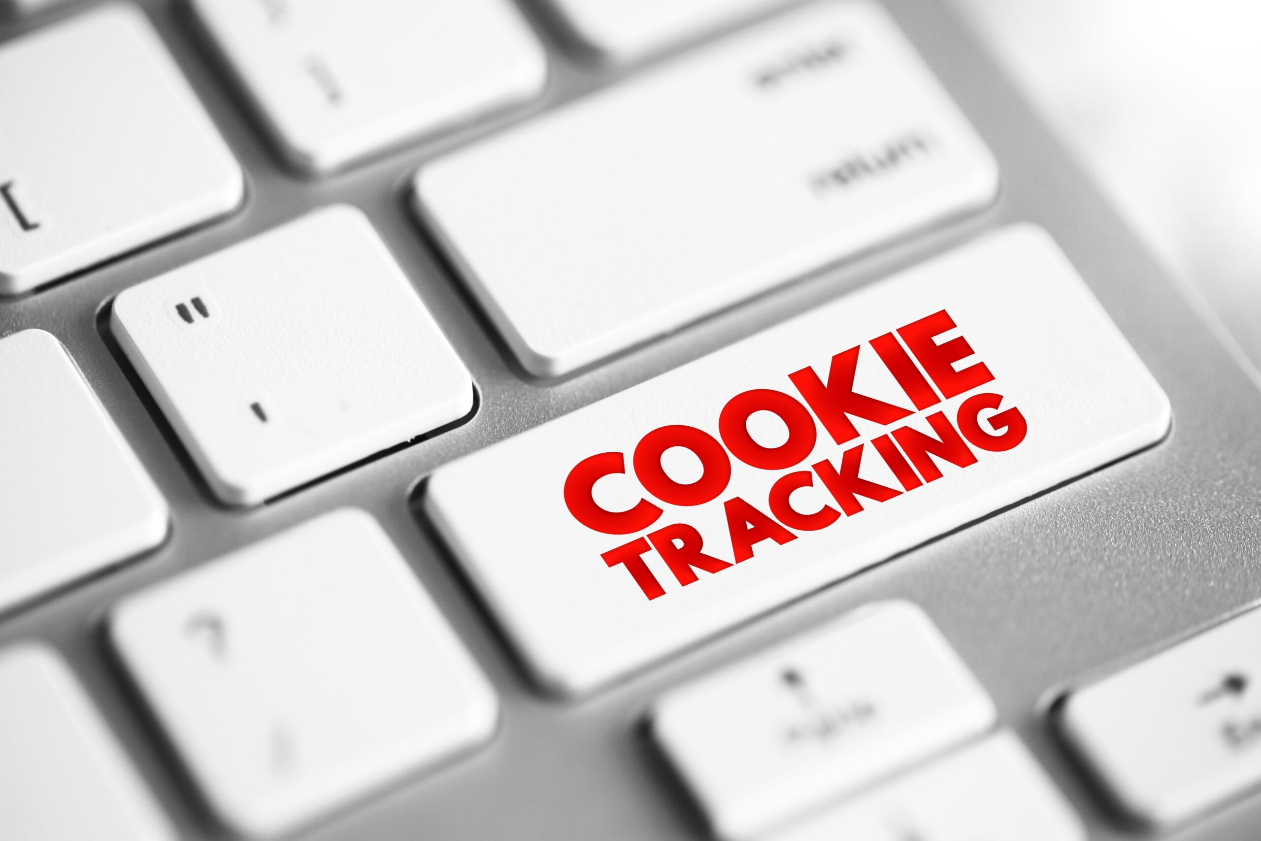 Imagem mostra um teclado de computador mencionando o monitoramento de cookies de navegação