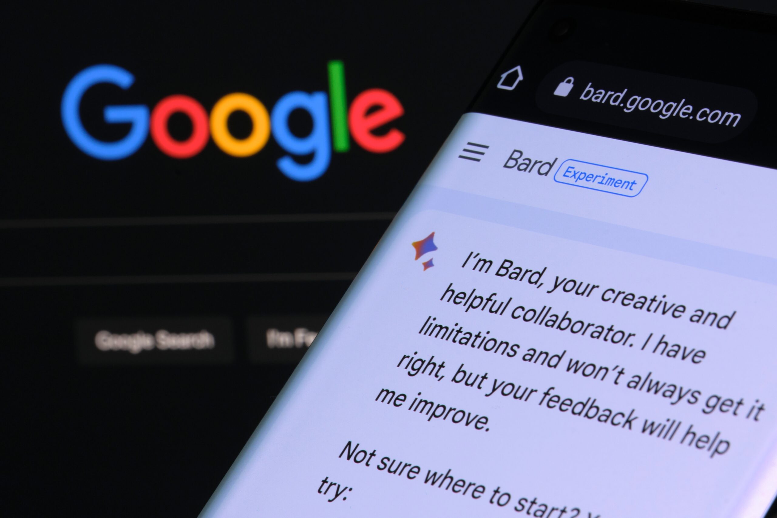 Imagem mostra o Bard, do Google, em execução na tela de um smartphone