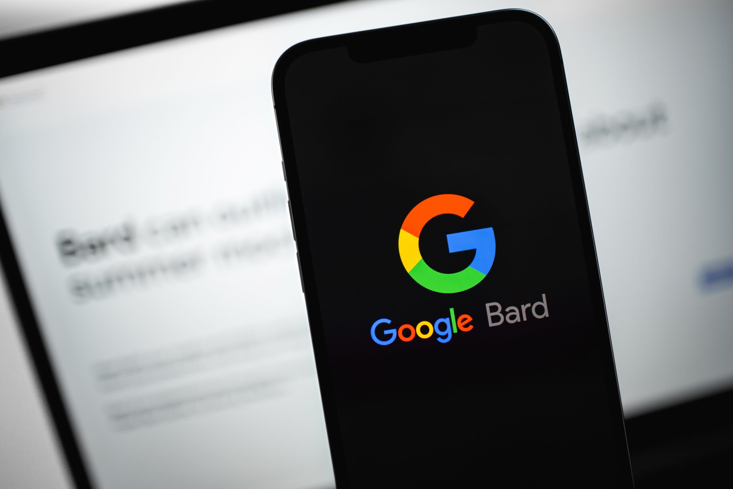 Imagem mostra a logomarca do Bard, do Google, em uma tela de smartphone